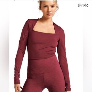 Beyond Yoga Heather Rib Frame Cropped pullover top in Red/Rosewood size small